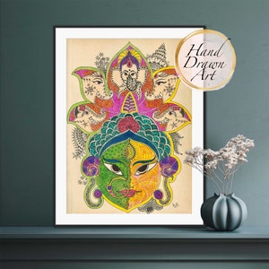 Può includere: Un'illustrazione colorata disegnata a mano di una divinità con più volti e una corona di fiori di loto. L'opera d'arte è realizzata in uno stile vibrante con colori verdi, gialli, blu, rosa e rossi.