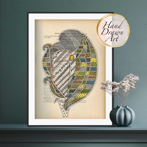 Può includere: Una pagina di libro vintage con un'illustrazione disegnata a mano di un motivo paisley colorato. L'illustrazione è in tonalità di verde, giallo, blu e nero. Il testo sulla pagina è in francese.