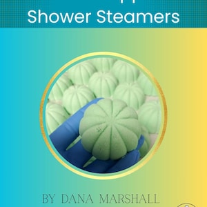 Puede incluir: Imagen de pastillas de ducha de color verde claro, con forma de flor. El texto en la parte superior dice "Menthol & Peppermint Shower Steamers". La parte inferior de la imagen dice "BY DANA MARSHALL". El fondo tiene un degradado de azul y amarillo.