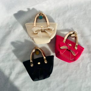 1/6 skala Puppenhandtasche mit glücklichem Gesicht Charme, Miniature Geldbörsen, Puppenzubehör, Rosa Puppentasche schwarz, Geschenk für Mädchen, Puppenmode Artikel