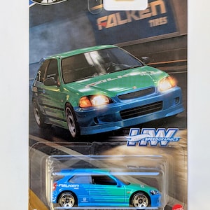 Puede incluir: Un coche de modelo fundido a presión Hot Wheels de un Honda Civic azul y verde, empaquetado en una tarjeta azul y blanca. La tarjeta presenta el logotipo de Hot Wheels, el logotipo de Falken Tires y el texto "HWR60". El coche es 1/5 de una serie.