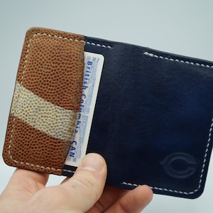 Billetera plegable de cuero vegetal premium y fútbol de los Chicago Bears, minimalista, azul y naranja, reciclada, regalo de fútbol