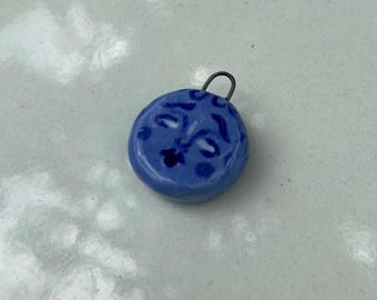Ciondolo in ceramica, ciondolo con volto di luna, ciondoli a forma di luna, ciondolo fatto a mano in legno di quercia