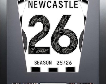 Rama koszulki z autografem zespołu Newcastle United na sezon 2026