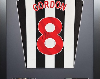 Anthony Gordon Newcastle United podpisuje koszulkę na sezon 2024