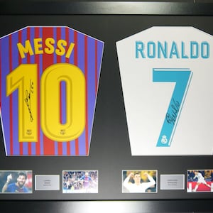 Pode incluir: Exposição enquadrada de duas camisolas de futebol, uma com o número 10 e o nome "MESSI" e a outra com o número 7 e o nome "RONALDO". Ambas as camisolas são assinadas pelos jogadores. A exposição também inclui quatro fotos menores dos jogadores.