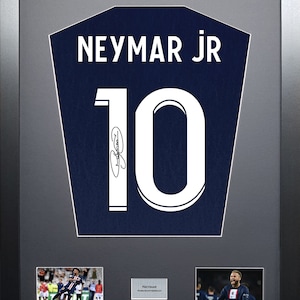 Pode incluir: Uma camisa emoldurada com o número 10 e o nome "Neymar Jr." impresso em branco sobre um fundo azul marinho. A camisa é assinada por Neymar Jr. e inclui duas fotos menores dele jogando futebol.