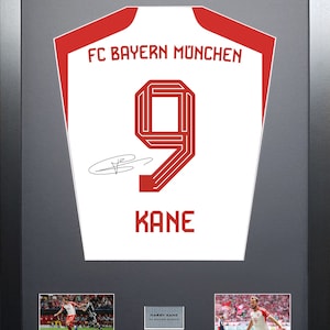 Könnte beinhalten: Ein weißes Fußballtrikot mit roten Akzenten. Das Trikot trägt den Text "FC Bayern München" und die Nummer "9" auf der Vorderseite. Die Nummer ist rot umrandet und hat eine rote Unterschrift darunter. Der Text "KANE" befindet sich unter der Nummer. Das Trikot ist mit zwei kleineren Fotos eines Fußballspielers in einem weißen Trikot mit roten Akzenten gerahmt.