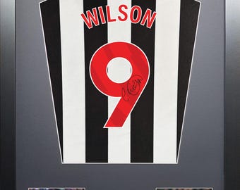 Prezentacja koszulki z autografami Calluma Wilsona z Newcastle United w sezonie 2024