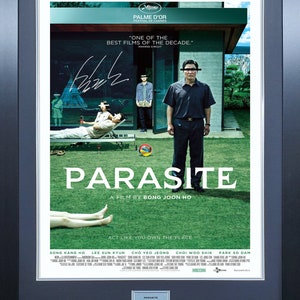 Può includere: Un poster per il film "Parasite" diretto da Bong Joon-ho. Il poster presenta un prato verde con una casa sullo sfondo. Un uomo con una camicia nera si trova in primo piano. Il testo "Parasite" è in grandi lettere bianche in fondo al poster. Il testo "Un film di Bong Joon-ho" è in lettere bianche più piccole sotto il titolo. Il testo "Fai come se fossi a casa tua" è in lettere bianche più piccole sotto il nome del regista.