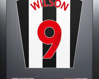 Rama koszulki z autografem Calluma Wilsona z Newcastle United Machine
