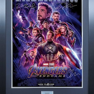 Peut inclure: Une affiche de film pour le film des studios Marvel Avengers: Endgame. L'affiche présente un groupe de super-héros, dont Iron Man, Captain America, Thor, Black Widow et Hulk, debout devant un fond violet et bleu. Le texte "Avengers: Endgame" est écrit en grandes lettres blanches en bas de l'affiche. L'affiche comprend également le texte "Maintenant à l'affiche en RealD 3D et IMAX".