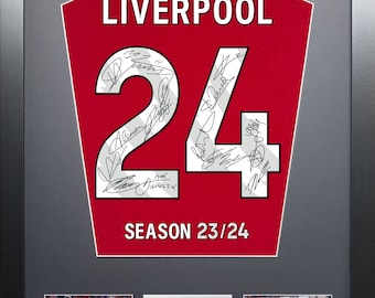 Może przedstawiać: Ramka z koszulką piłkarską Liverpoolu z numerem 24 i napisem "SEASON 23/24". Koszulka jest czerwona z białymi akcentami i zawiera podpisy piłkarzy. Ramka jest srebrna i zawiera dwa mniejsze zdjęcia drużyny.