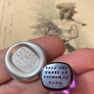 "Ein antikes Amethyst-Glas-Intaglio-Siegel mit dem Motto ""Tho 'Lost to seh to Memory Lieber"""