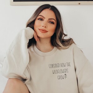 Betrachten Sie, wie die Wildblumen wachsen Christian Sweatshirt Betrachten Sie die Lilien Christian Merch Liebe wie Jesus Christian Hoodies Flower Shirts