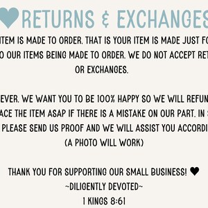 K&ouml;nnte beinhalten: Ein Textbild mit einem Herzen und den Worten "RETURNS & EXCHANGES" in Blau. Der Text erkl&auml;rt, dass alle Artikel auf Bestellung gefertigt werden und dass R&uuml;ckgaben oder Umtausch nicht akzeptiert werden. Der Verk&auml;ufer erstattet jedoch den Kaufpreis oder tauscht den Artikel um, wenn ein Fehler seinerseits vorliegt. Das Bild enth&auml;lt auch den Text "DILIGENTLY DEVOTED" und "1 KINGS 8:61".