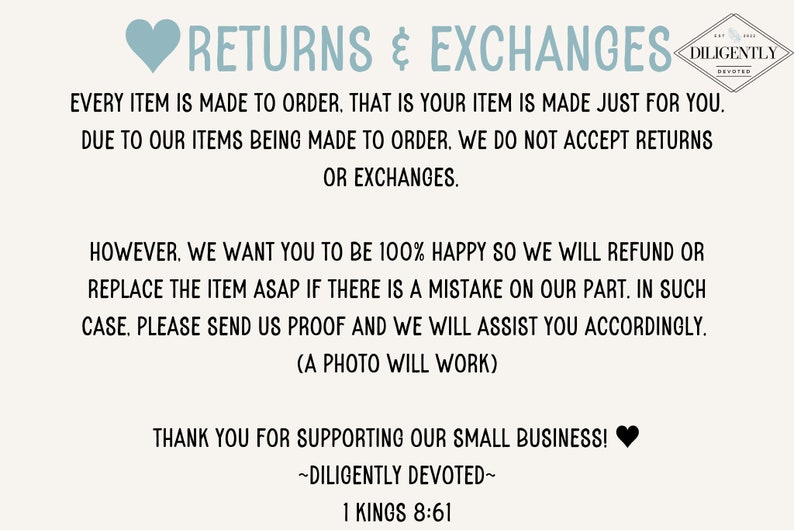 K&ouml;nnte beinhalten: Ein Textbild mit einem Herzen und den Worten "RETURNS & EXCHANGES" in Blau. Der Text erkl&auml;rt, dass alle Artikel auf Bestellung gefertigt werden und dass R&uuml;ckgaben oder Umtausch nicht akzeptiert werden. Der Verk&auml;ufer erstattet jedoch den Kaufpreis oder tauscht den Artikel um, wenn ein Fehler seinerseits vorliegt. Das Bild enth&auml;lt auch den Text "DILIGENTLY DEVOTED" und "1 KINGS 8:61".