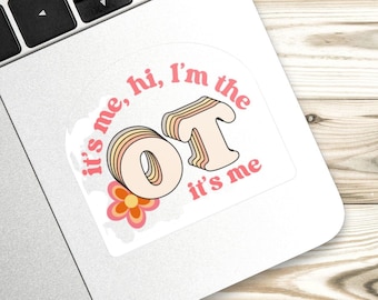 Pode incluir: Um autocolante branco num portátil com o texto "it's me, hi, I'm the OT it's me" numa fonte retro. O autocolante tem um esquema de cores pêssego, rosa e laranja com um desenho floral.