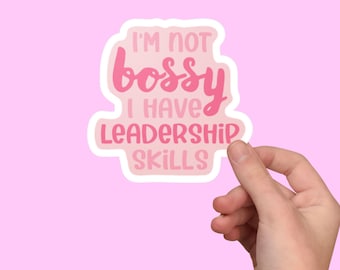 Pode incluir: Adesivo rosa e branco com o texto "Não sou mandona, tenho habilidades de liderança".