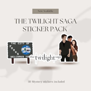 Puede incluir: Un paquete de pegatinas con la marca The Twilight Saga, un letrero que dice The City of Forks Welcomes You y una ilustración estilizada de tres personajes. El texto dice Now Available, The Twilight Saga Sticker Pack y 10 Mystery stickers included.