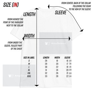 Puede incluir: Una camiseta blanca con una tabla de tallas que muestra las medidas en pulgadas para la longitud, el ancho y la longitud de la manga. La tabla incluye las tallas S, M, L, XL, XXL y XXXL.