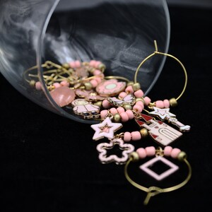PEACEFUL Wine Charm Collection, Vibrant Light Pink Oil Drip Design, Elegant Drink Accessories, Perfect Housewarming Gift