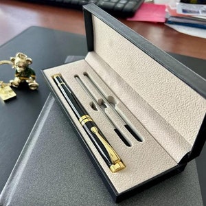 Uno straordinario set di penne a sfera in acciaio inossidabile placcato oro di alta qualità in una custodia deluxe
