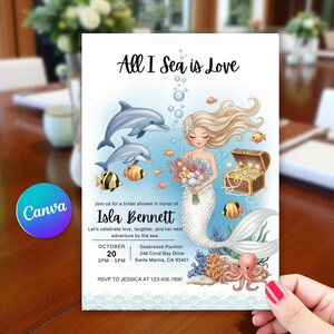 Könnte beinhalten: Eine Einladung zur Brautparty mit dem Text "All I Sea is Love". Die Einladung zeigt eine Meerjungfrau, Delfine und verschiedene Meereskreaturen. Die Einladung enthält den Namen Isla Bennett, Datum, Uhrzeit und Ort.