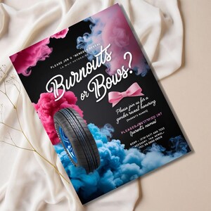 K&ouml;nnte beinhalten: Eine Einladung zu einer Gender-Reveal-Party mit schwarzem Hintergrund und rosa und blauem Rauch. Der Text lautet "Burnouts oder Bows?" mit einer rosa Schleife und einem Reifen. Die Einladung enth&auml;lt den Text "Bitte schlie&szlig;en Sie sich uns zu einer Gender-Reveal-Party an, die (Elternnamen) ehrt. Bitte RSVP (Elternnamen)."