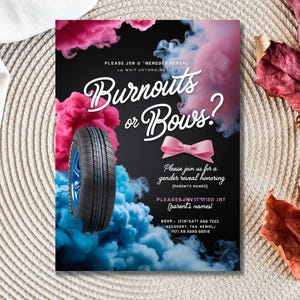 K&ouml;nnte beinhalten: Eine Einladung zu einer Gender Reveal Party mit schwarzem Hintergrund und rosa und blauem Rauch. Der Text lautet "Burnouts oder Bows?" mit einem Reifen und einer rosa Schleife. Die Einladung enth&auml;lt den Text "Bitte schlie&szlig;en Sie sich uns zu einer Gender Reveal Party zu Ehren von [Parents' Names] an"