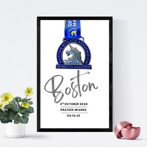 Op de afbeelding: Een ingelijst afdruk met een zilveren medaille met een eenhoorn en de tekst "126th Boston Marathon". De afdruk bevat ook de tekst "Boston", "4th October 2020", "PRATEEK MISHRA" en "04:10:35".