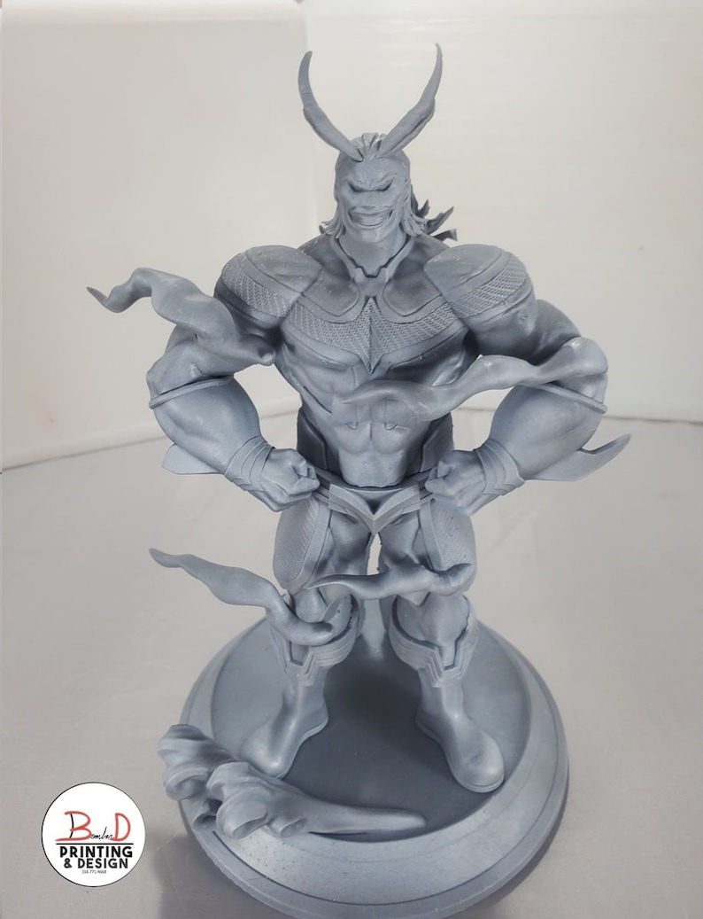 K&ouml;nnte beinhalten: Eine graue 3D-gedruckte Figur eines Superhelden mit einem geh&ouml;rnten Helm, muskul&ouml;sem K&ouml;rperbau und einem Umhang. Die Figur steht auf einem runden Sockel.