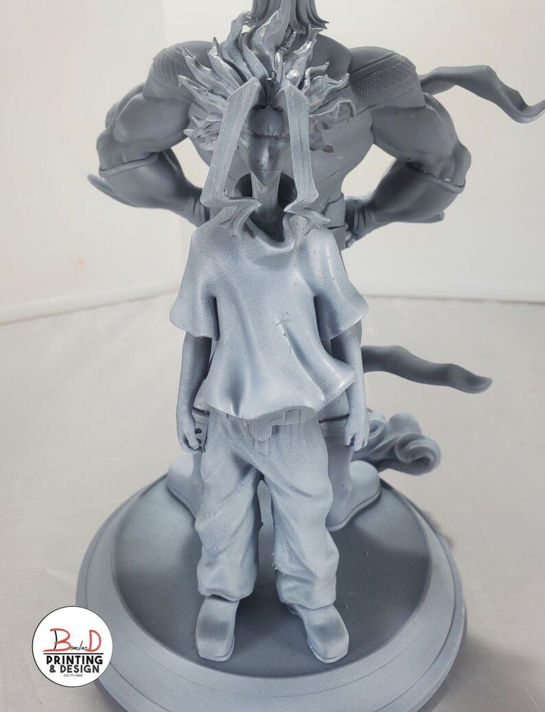 K&ouml;nnte beinhalten: Eine graue 3D-gedruckte Figur von zwei Charakteren aus einem beliebten Anime. Der gr&ouml;&szlig;ere Charakter steht mit dem R&uuml;cken zum Betrachter, w&auml;hrend der kleinere Charakter vor ihm steht. Der kleinere Charakter tr&auml;gt ein T-Shirt und eine Hose.
