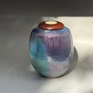 Urna commemorativa in ceramica realizzata a mano / Coperchio in legno massello per lumino / Gres / ‘Shion’ / 900 ml