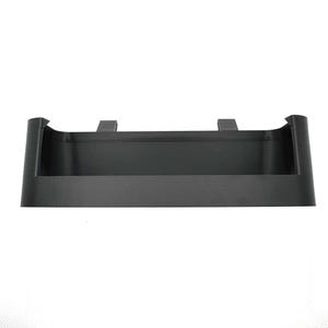 K&ouml;nnte beinhalten: Schwarzes Plastikregal mit einer Lippe an der Vorderkante. Das Regal ist so konzipiert, dass es unter einen Schrank oder ein Regal passt.