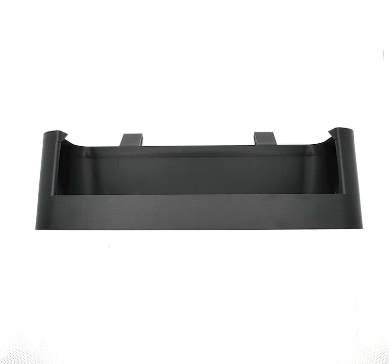 K&ouml;nnte beinhalten: Schwarzes Plastikregal mit einer Lippe an der Vorderkante. Das Regal ist so konzipiert, dass es unter einen Schrank oder ein Regal passt.
