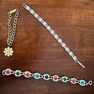 Pulseiras Sarah Coventry - Pulseira Infantil Sarah Coventry - Pulseira Daisy - Três Pulseiras Um Preço