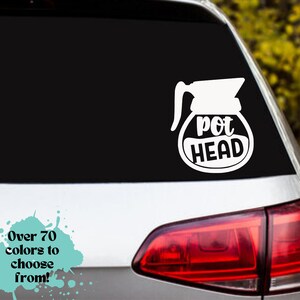 Pode incluir: Adesivo de vinil branco de uma cafeteira com o texto "pot head" em um carro prateado. O adesivo está na janela traseira do carro.