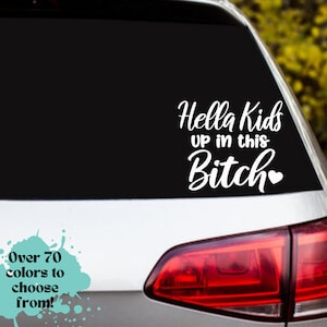 hella kids up in this bitch naklejka na samochód, akcesoria samochodowe, dzieci na pokładzie, dziecko na pokładzie, modny, naklejka na lusterko wsteczne, naklejka na zderzak