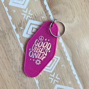 good vibes only vintage motel keychain, retro keychains, motel key ring, trendy, gifts for her, car accessories