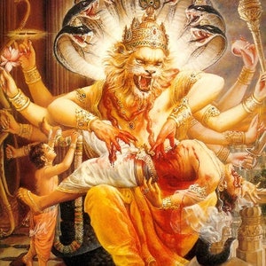 Könnte beinhalten: Eine mehrarmige Gottheit mit einem Löwenkopf und einer goldenen Krone sitzt auf einem Schlangentrohn. Die Gottheit hält eine menschliche Figur in ihren Armen, aus deren Kopf Blut tropft. Die Gottheit ist von einem Heiligenschein aus Licht umgeben.