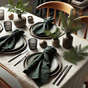 Può includere: Una mise en place con una tovaglia di lino e tovaglioli verdi. Ci sono quattro coperti, ognuno con un piatto, un bicchiere e un tovagliolo. Il tavolo è decorato con rametti di verde in piccoli vasi.