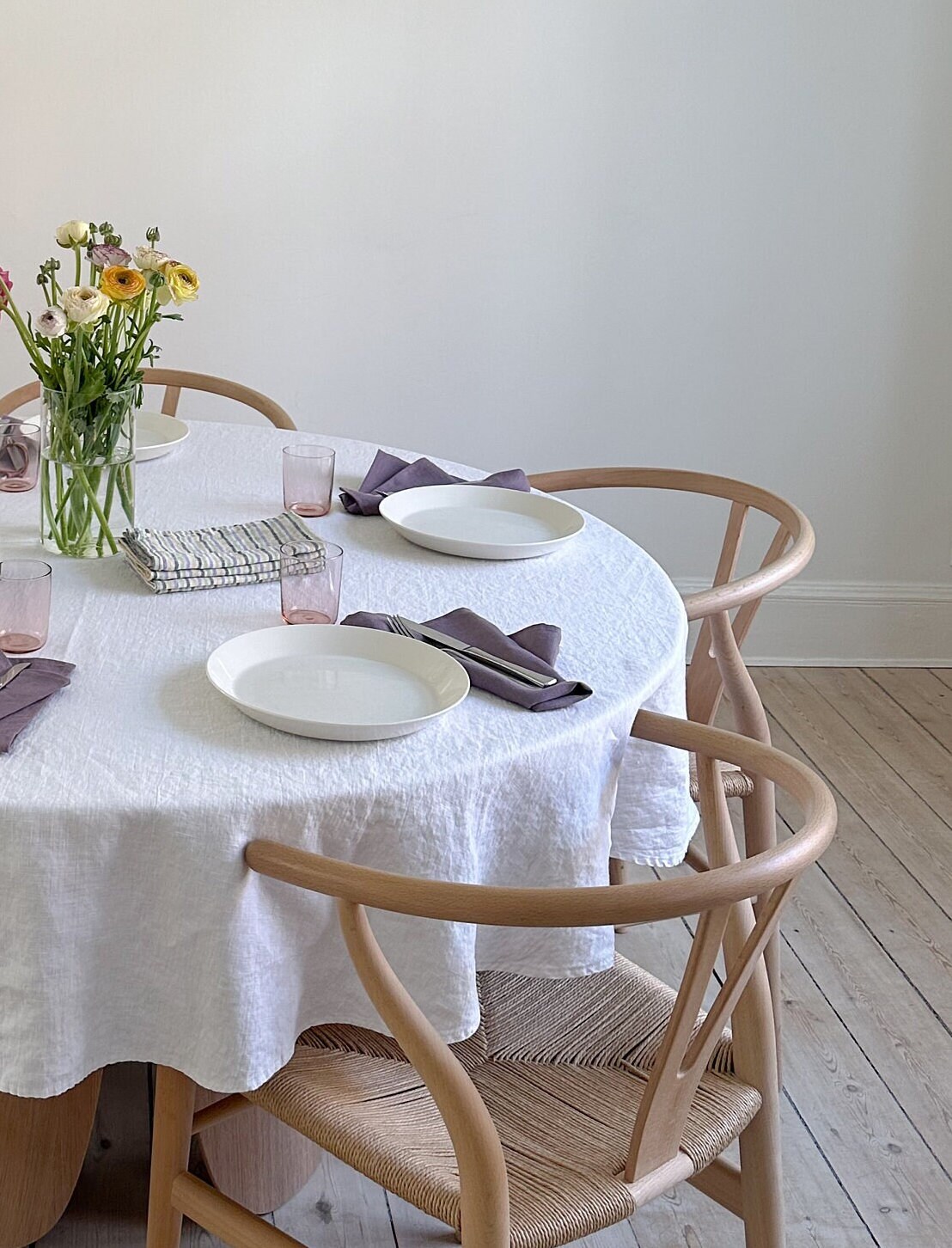 大きな白い円形の 100% リネン テーブルクロス。幅は 80 インチ (200