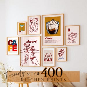 Puede incluir: Una colección de láminas de cocina enmarcadas con varias ilustraciones y texto, incluyendo "CAFE", "cheers!", "affogato" y "Let's EAT". Las láminas presentan imágenes de comida, bebidas y temas relacionados con la cocina. El texto "Trendy SET OF 400 KITCHEN PRINTS" está en la parte inferior.
