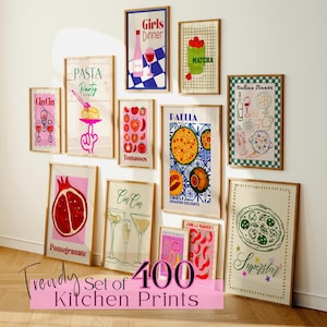 Könnte beinhalten: Eine Sammlung gerahmter Küchenbilder mit verschiedenen Illustrationen von Speisen und Getränken. Die Drucke zeigen Bilder von Pasta, Tomaten, Paella und Cocktails. Der Text "Trendy Set of 400 Kitchen Prints" ist unten zu sehen.