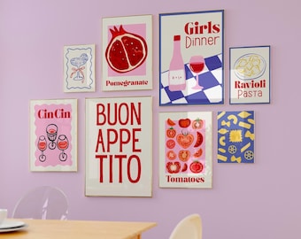 Puede incluir: Una colección de láminas enmarcadas con temática de comida y bebida. Las láminas incluyen imágenes de granada, tomates, pasta, botellas y copas de vino. Se muestran las palabras "Girls Dinner", "Buon Appetito", "Cin Cin" y "Tomatoes".