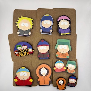 Puede incluir: Un conjunto de 12 pines de personajes de South Park. Los pines están hechos de madera y presentan varios personajes del programa, incluidos Stan, Kyle, Cartman, Kenny y Chef. Los pines son de diferentes colores y tienen un estilo de dibujos animados.