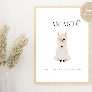 Op de afbeelding: Een downloadbare digitale print van een lama in een yogapose met de tekst "LLAMASTE" en "A quiet mind is all you need".