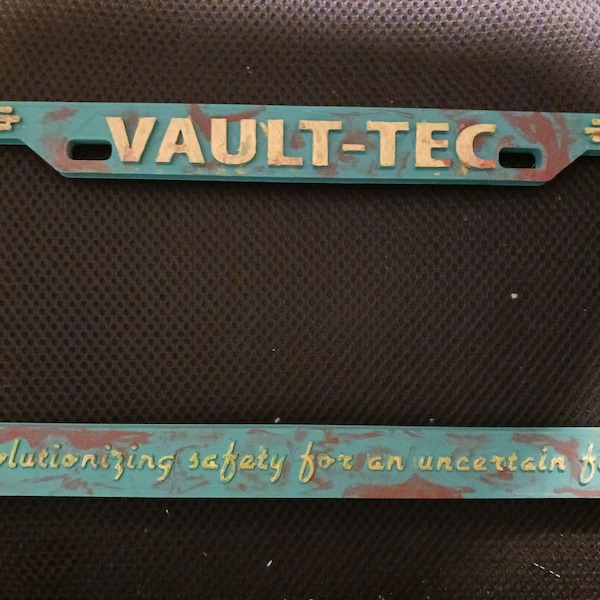 Cadre de plaque d'immatriculation FALLOUT Vault-Tec version WEATHERED imprimé en 3D