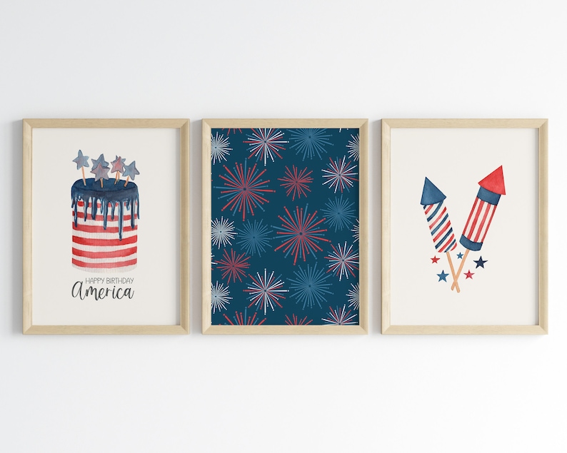 Pu&ograve; includere: Tre stampe incorniciate con un tema patriottico. La prima stampa presenta una torta rosso, bianco e blu con il testo "Buon compleanno America". La seconda stampa presenta uno sfondo blu con un motivo ripetitivo di fuochi d'artificio rosso, bianco e blu. La terza stampa presenta due fuochi d'artificio rosso, bianco e blu.